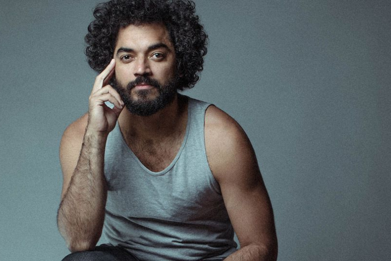 Thomás Aquino participa de pré-estreia de O Agente Secreto no Cine Roxy, em Santos
