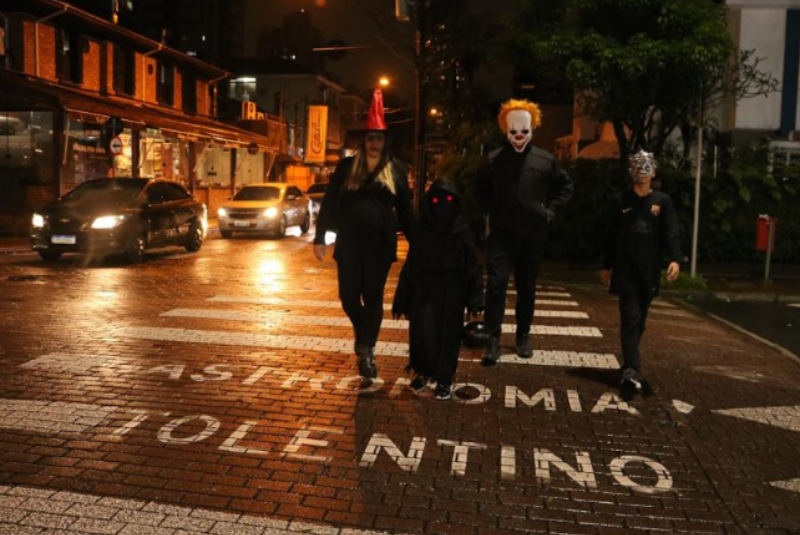 Rua Gastronômica de Santos recebe festa de Halloween com personagens de filmes de terror