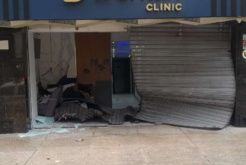 Carro colide com fachada de clínica em Santos; veja vídeo