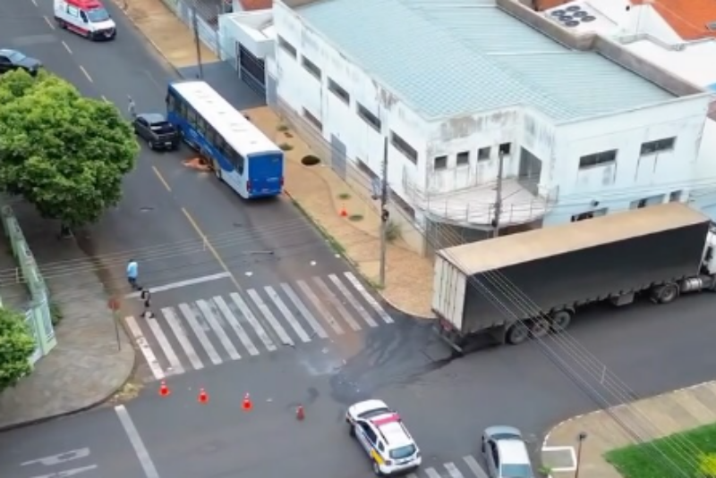 Colisão entre carreta e ônibus deixa feridos e mobiliza equipes de emergência em Araguari