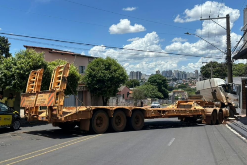 Caminhão com trator perde o controle e bloqueia avenida em Uberlândia