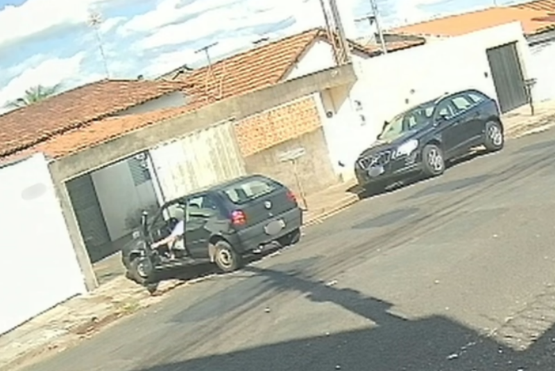 Criminoso finge sede, engana idoso e furta carro em segundos em Uberlândia