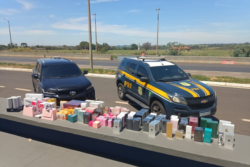 PRF apreende medicamentos ilegais, eletrônicos e perfumes na BR-050, em Uberaba