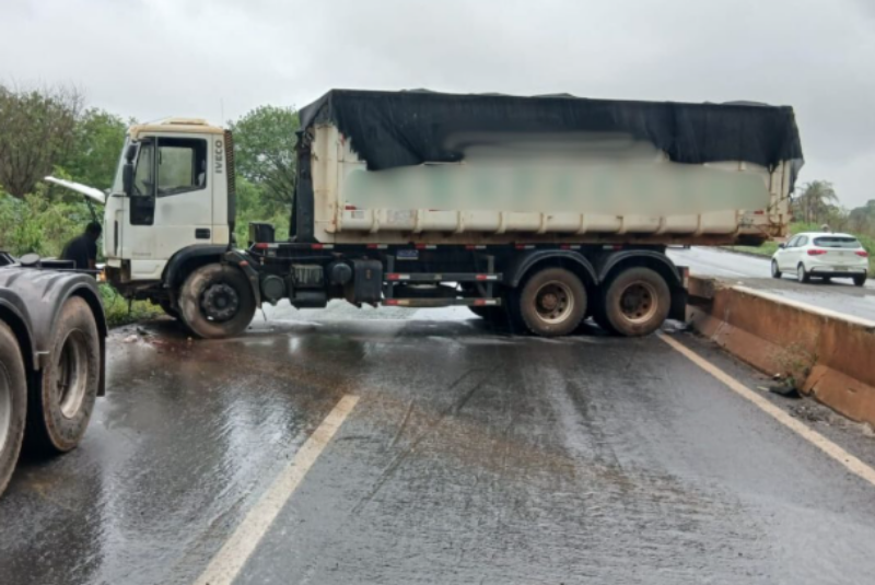 Caminhão roda em pista molhada e atinge mureta na BR-354