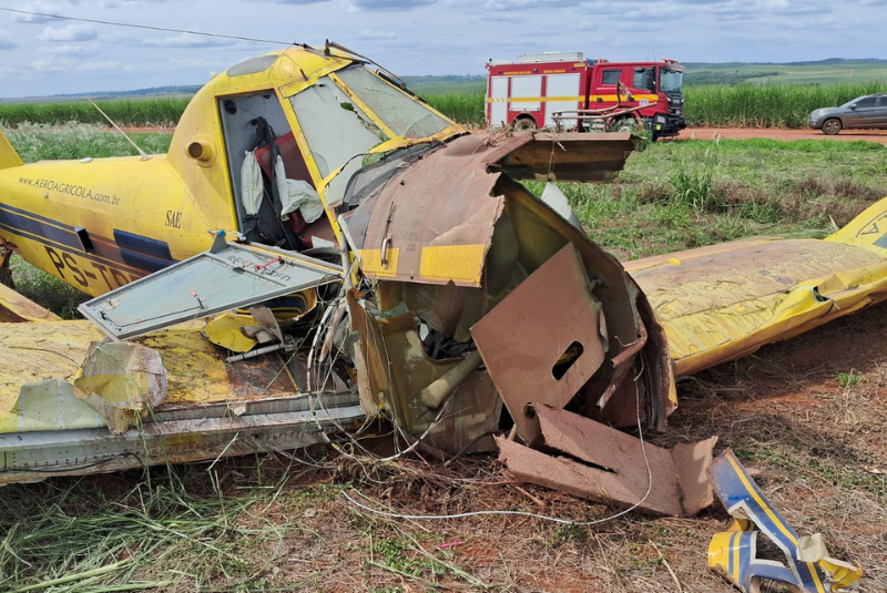 Avião agrícola cai em plantação após perda de potência em Campo Florido; piloto está estável