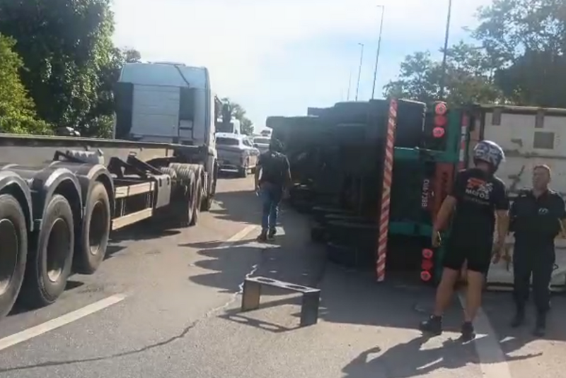Uma carreta carregada com 24 toneladas de bacalhau tombou na manhã desta segunda-feira (15) no viaduto de retorno...