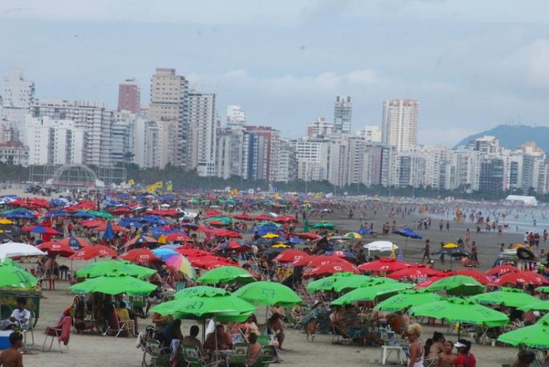 A Prefeitura de Santos, no litoral de São Paulo, proibiu o fornecimento e a comercialização de garrafas e recipientes...