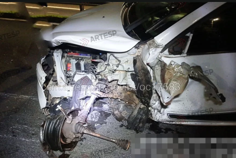 Um motociclista de 27 anos ficou gravemente ferido após ser atingido por um carro que invadiu a contramão da Via Expressa Sul...