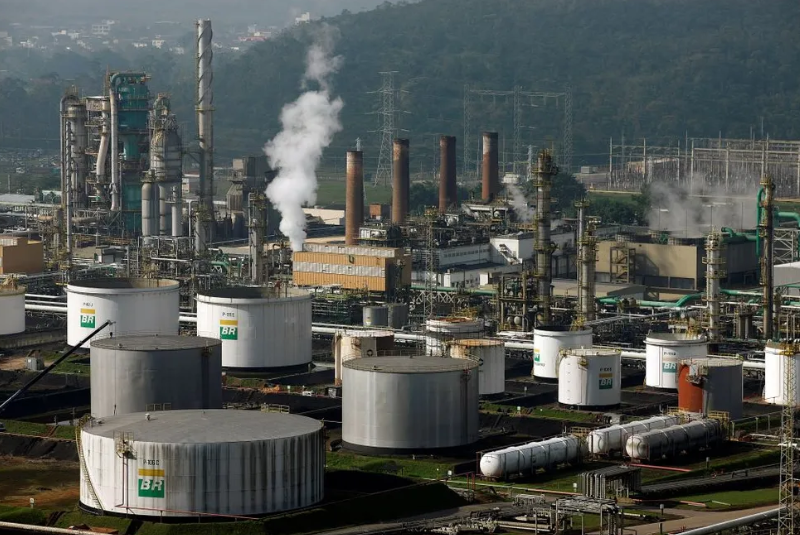 Cerca de 3 mil petroleiros do litoral de São Paulo iniciaram nesta segunda-feira (15) uma greve por tempo indeterminado.