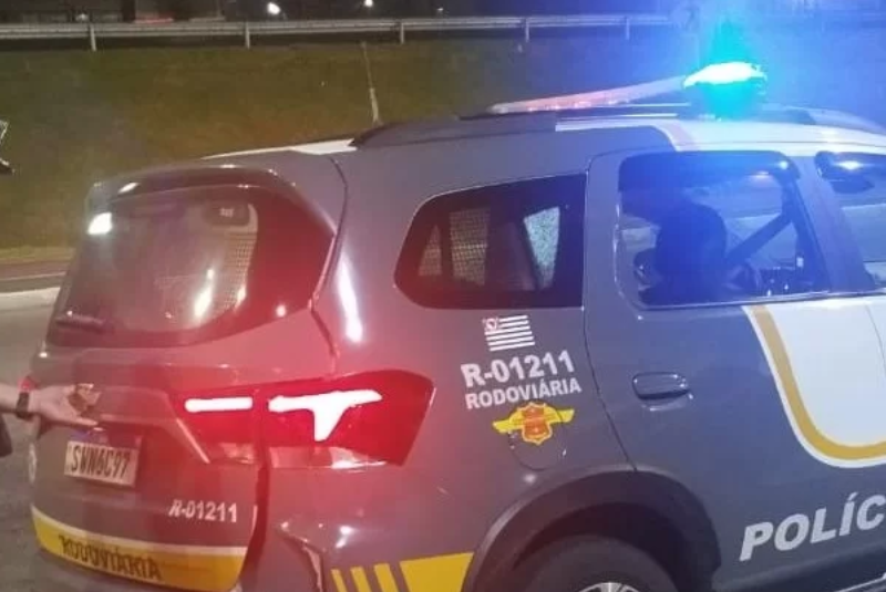 Um homem foi preso na noite de domingo (30) após quebrar o vidro de um carro para roubar um celular na Rodovia Padre Manoel...