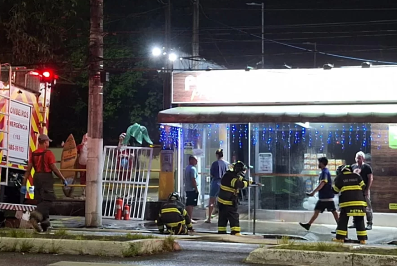 Um princípio de incêndio atingiu uma loja de produtos naturais da Proplastik, na Avenida Pedro Lessa, no bairro Embaré, em Santos...