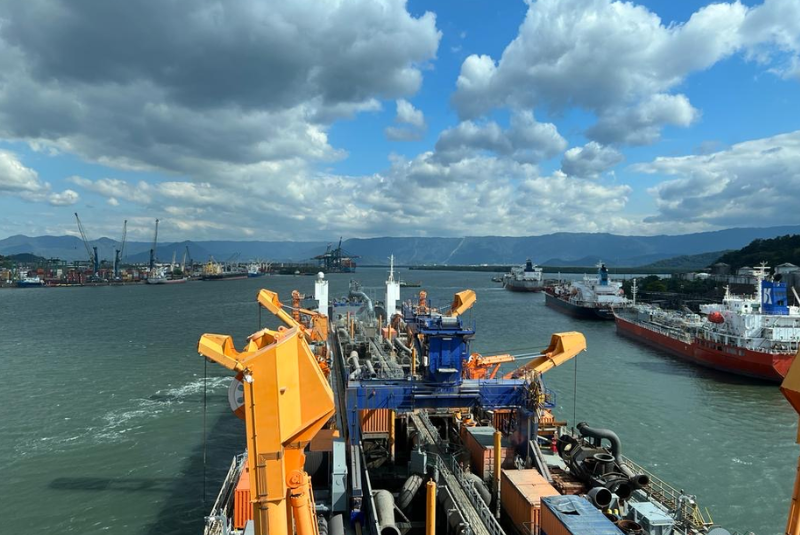A Autoridade Portuária de Santos (APS) inicia neste domingo (21) uma nova campanha de dragagem de manutenção no canal...