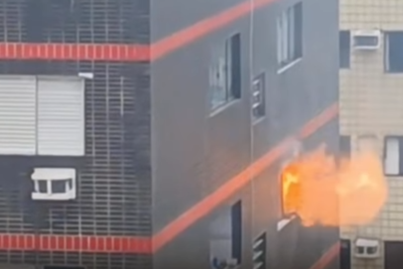 Um incêndio atingiu um apartamento residencial no sexto andar de um prédio localizado na Rua Carajás, nº 61, na Vila Tupi, em Praia Grande...