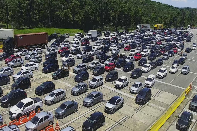 O fluxo intenso de veículos em direção ao litoral paulista já provoca congestionamentos nas rodovias Anchieta e Imigrantes nesta...