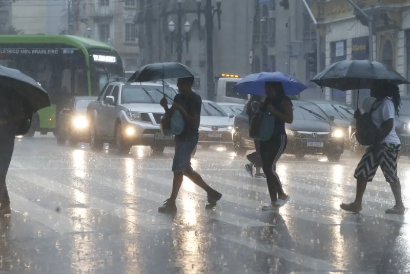 A cidade de São Vicente, no litoral paulista, entra em estado de atenção a partir desta segunda-feira (29) diante da previsão de chuvas...