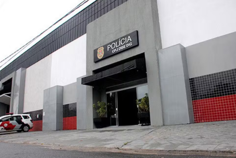 A Polícia Civil prendeu a filha e o genro da mulher de 40 anos esfaqueada e morta dentro de casa na véspera de Natal...