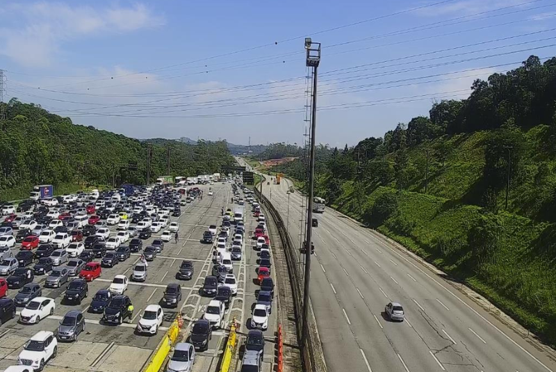 A movimentação intensa de veículos em direção ao litoral paulista provoca congestionamentos de quase 20 quilômetros no Sistema...