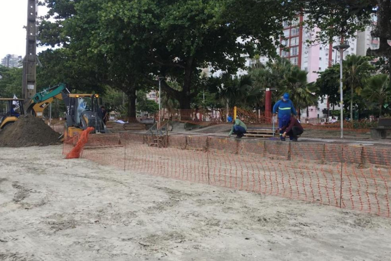 A orla das praias do Embaré e Aparecida, em Santos (SP), passa por obras emergenciais de recuperação após sofrer fortes danos provocados...