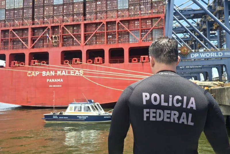 A Marinha do Brasil, em ação conjunta com a Polícia Federal (PF) e a Guarda Portuária, apreendeu 100,4 kg de substâncias com...