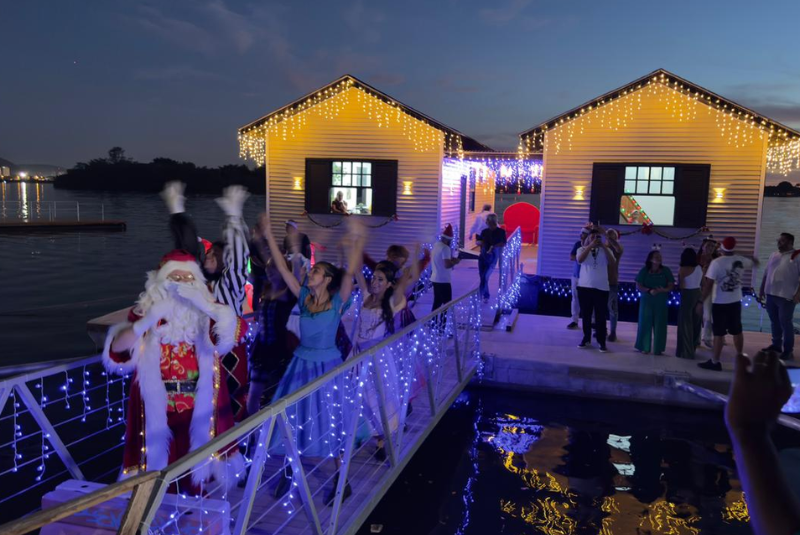 A magia do Natal tomou conta de Cubatão na noite desta quinta-feira (11), com a chegada especial do Papai Noel às Casas Flutuantes...