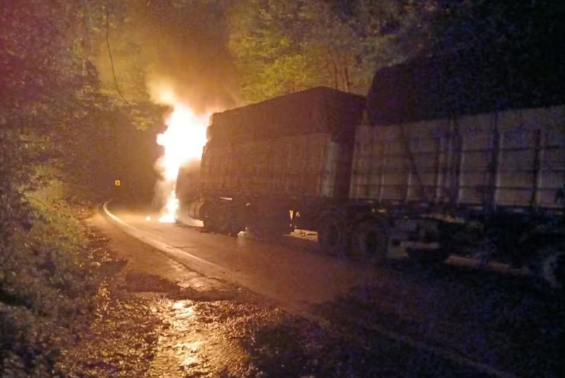 O incidente aconteceu por volta das 21h, quando o motorista da carreta tipo bitrem, que transportava algodão, foi fechado por um outro...