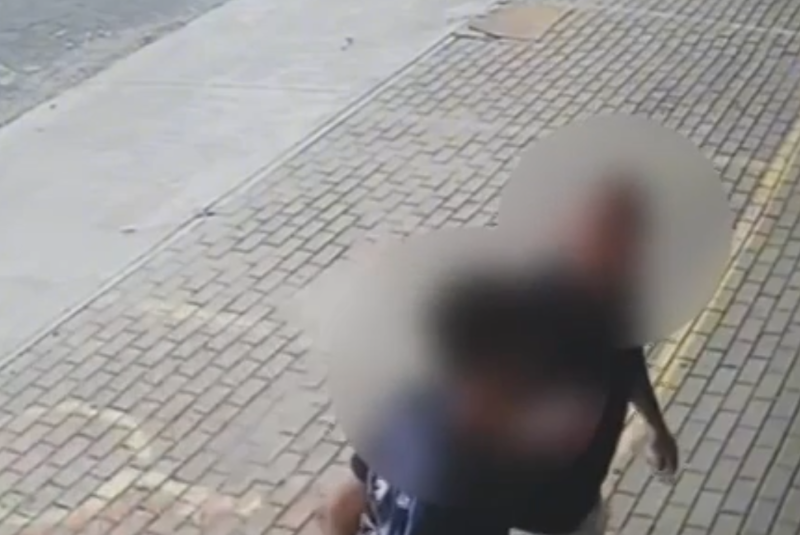 Um funcionário de mercado, de 21 anos, foi agredido por um psicólogo após chegar ao trabalho de moto e fazer barulho com...