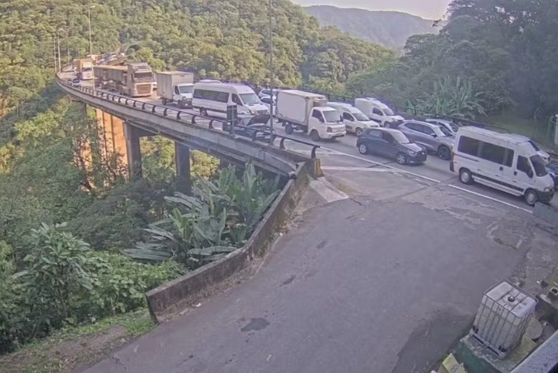 Uma mulher morreu após ser atropelada por um ônibus ao cair da garupa de uma motocicleta na Rodovia dos Imigrantes...