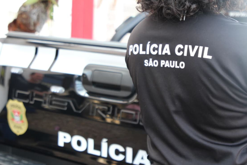 A Polícia Civil prendeu um homem de 39 anos que extorquia e promovia ações criminosas contra uma empresa ferroviária de Santos...