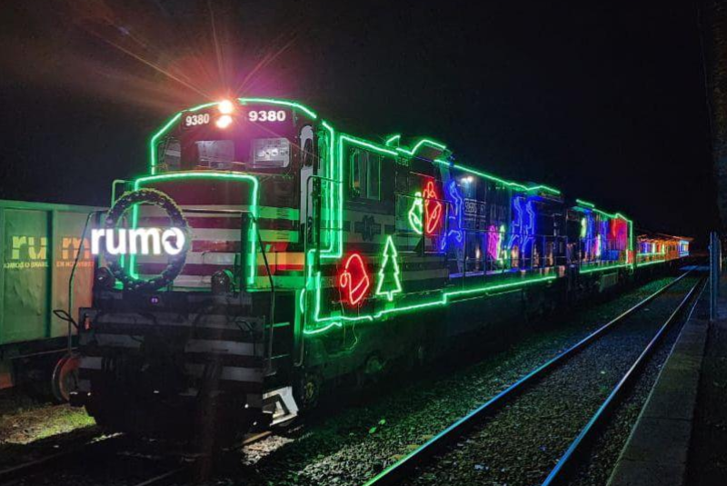 O espírito natalino tomará conta de Santos na noite desta segunda-feira (15), com a passagem de uma locomotiva iluminada...
