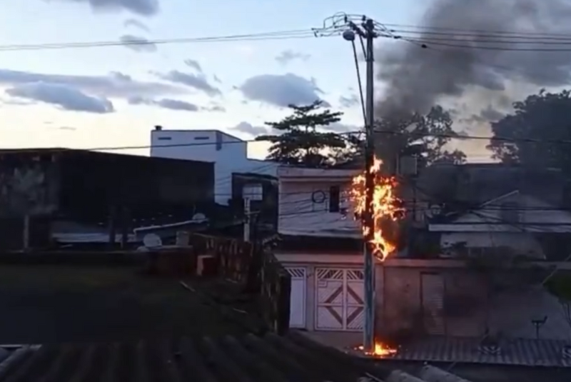 Um incêndio na fiação da Rua Hugo Ventura, no bairro Parque Continental, em São Vicente, causou a interrupção no fornecimento...