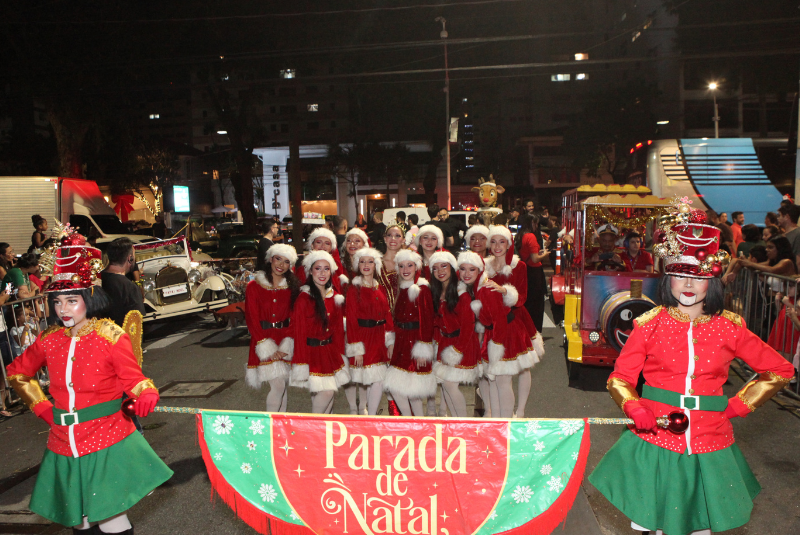 A tradicional Parada de Natal tomou conta da Rua Tolentino Filgueiras, no Gonzaga, na noite de quarta-feira (17), reunindo...