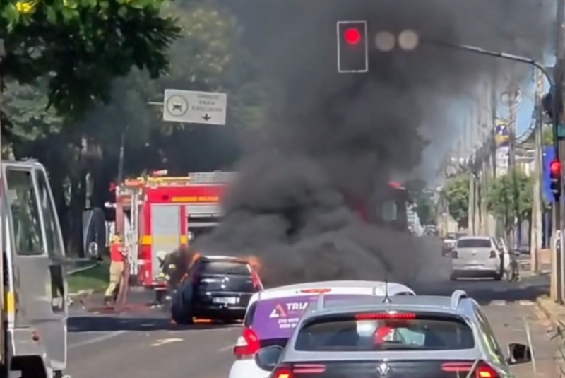 Carro pega fogo na avenida João Naves de Ávila em Uberlândia