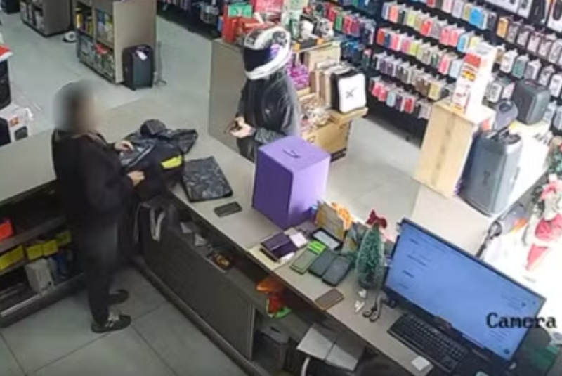 Ladrão atira em prateleira durante assalto e abandona R$ 32 mil em celulares na fuga