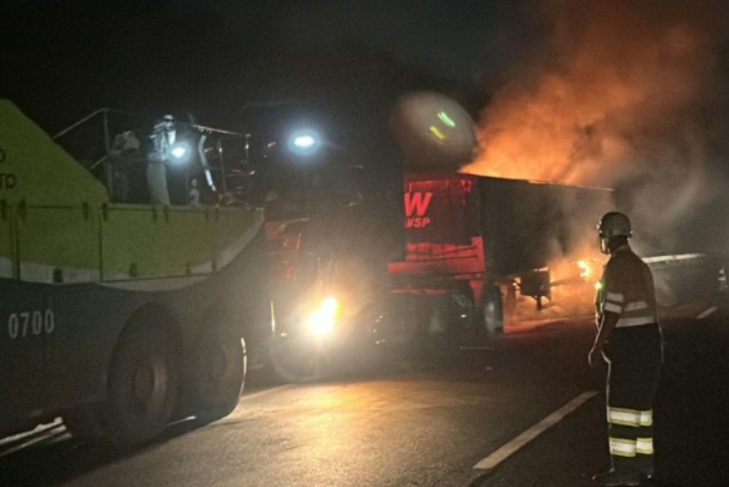 Incêndio em caminhão interdita parcialmente a BR-050 em Araguari