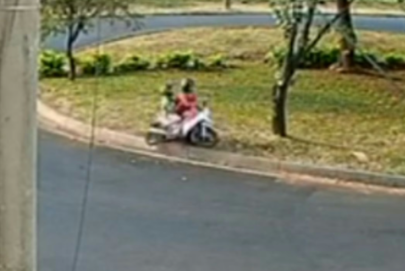 Mulher morre e filho fica ferido após moto bater em árvore em Uberaba (MG)