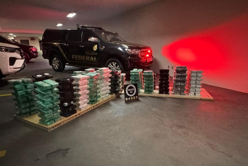 Mais de 400 kg de cocaína são encontrados sob carga de minério em caminhão em Uberlândia