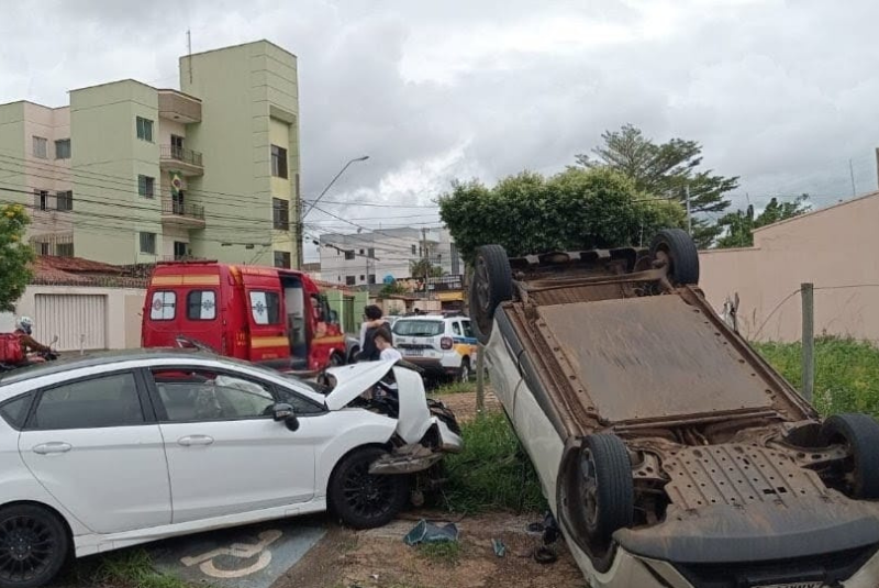 Capotamento deixa dois feridos em acidente no bairro Pampulha, em Uberlândia