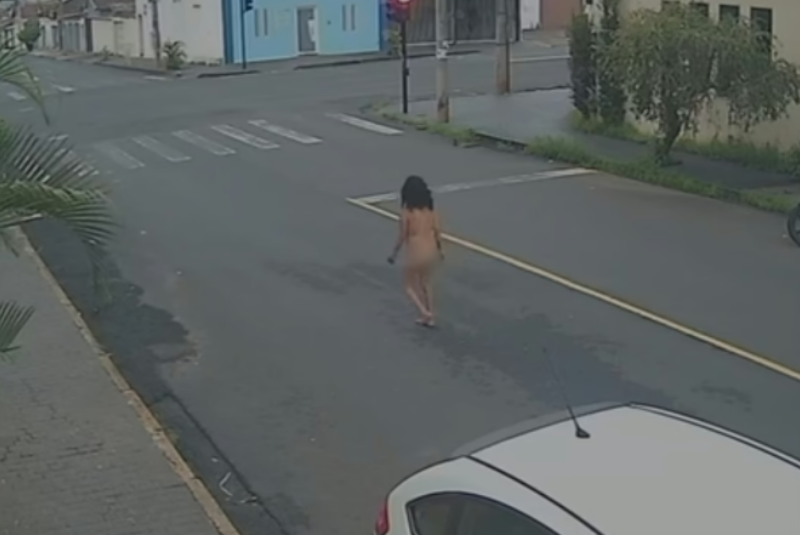 Mulher é flagrada andando nua em bairro de Uberlândia (MG)