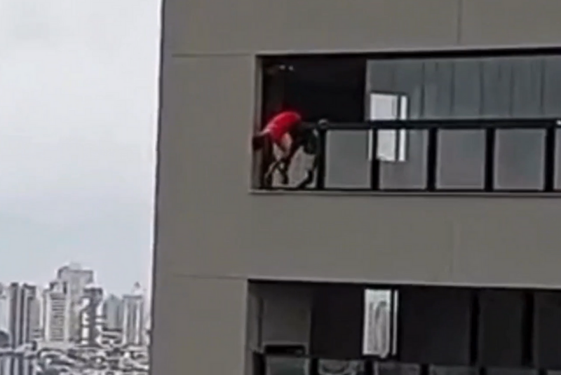 Trabalhador é flagrado sem EPI pendurado em prédio de 31 andares em Uberlândia