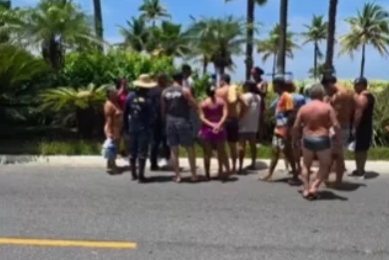 Um adolescente foi detido por populares após roubar a correntinha de ouro e a aliança de uma idosa na orla da praia do Canto do Forte...