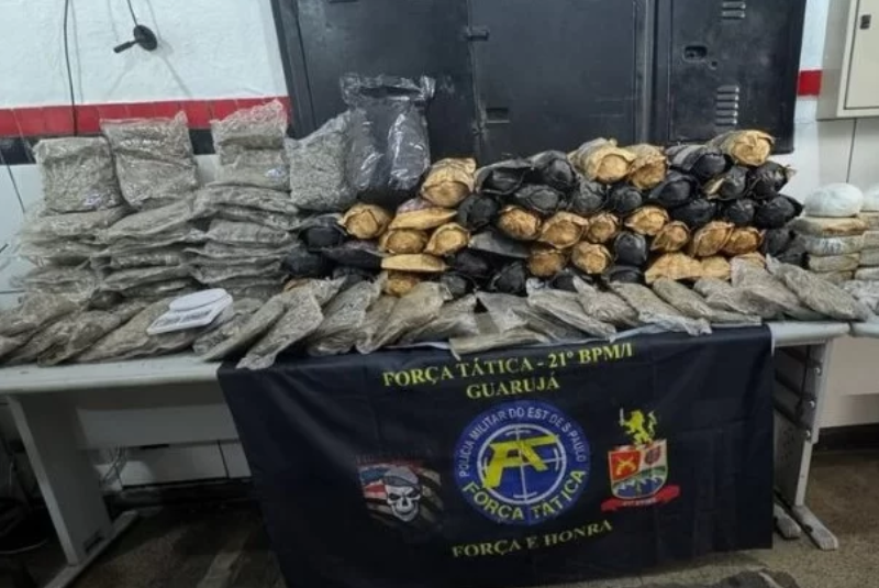 Uma operação da Polícia Militar resultou na apreensão de mais de 100 kg de drogas enterradas em uma área de mata no bairro Perequê...