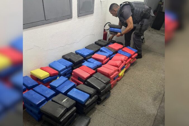 Na noite de sábado (18), equipes da Polícia Militar realizaram uma grande apreensão de drogas no bairro Vila Caraguatá...