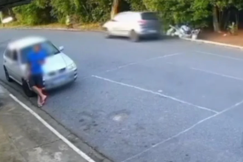 Uma idosa de 84 anos foi atropelada por um homem que dirigia embriagado e sem roupas, na noite de domingo (18), no bairro Bloco D...