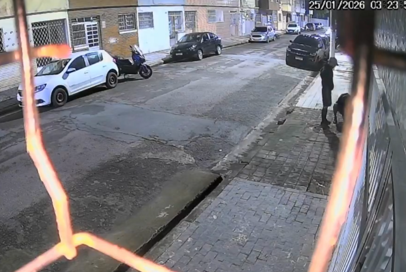 Três homens invadiram um prédio em construção no bairro Macuco, em Santos, na madrugada de domingo (25), e causaram...