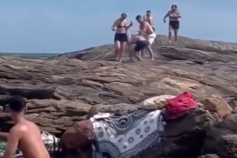 Dois banhistas foram flagrados trocando socos na Praia do Cibratel, em Itanhaém, no litoral de São Paulo. A briga aconteceu na...