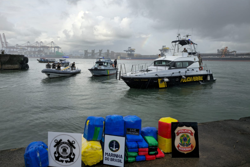 A Polícia Federal apreendeu cerca de 150 quilos de cocaína neste sábado (24), durante inspeção em um navio atracado no Porto de Santos...