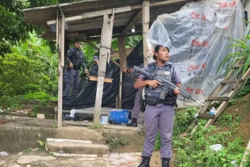 A Polícia Militar apreendeu uma grande quantidade de drogas na tarde da última sexta-feira (23) durante patrulhamento no bairro Perequê...