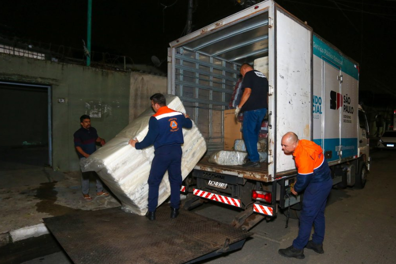 O Governo de São Paulo começou, nesta segunda-feira (5), o envio de 2.100 itens como cobertores, colchões, cestas básicas e kits de higiene...