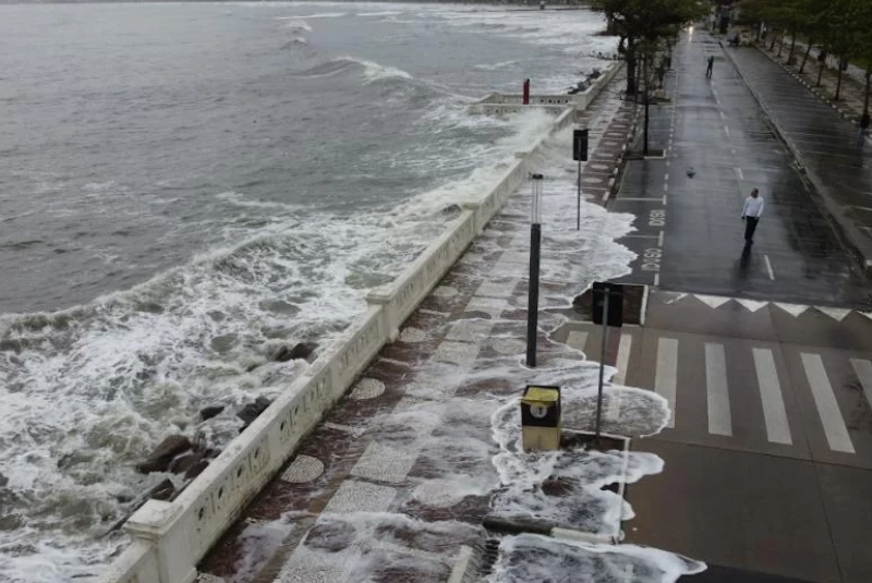 Após registrar ondas de até 2,7 metros e acumulados de chuva superiores a 100 mm neste domingo (4), a Baixada Santista permanece...