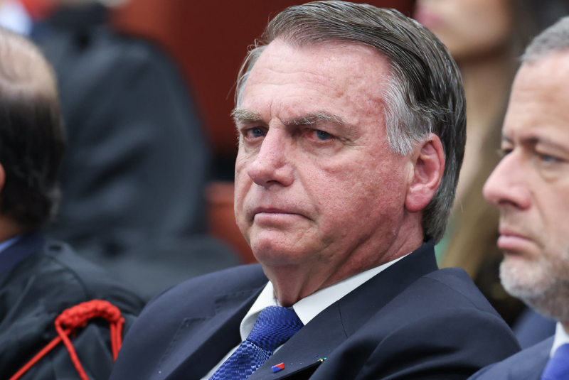 O ex-presidente Jair Bolsonaro (PL) deixou o hospital DF Star, em Brasília, por volta das 16h30 desta quarta-feira (7), após...
